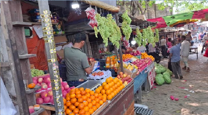 ঈশ্বরদীতে আরও বেড়েছে ফলের দাম, খালি হাতে ফিরছেন ক্রেতারা