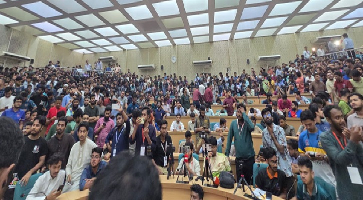 ডাকসু নির্বাচনের ফলের অপেক্ষা, স্লোগানে উত্তাল সিনেট ভবন