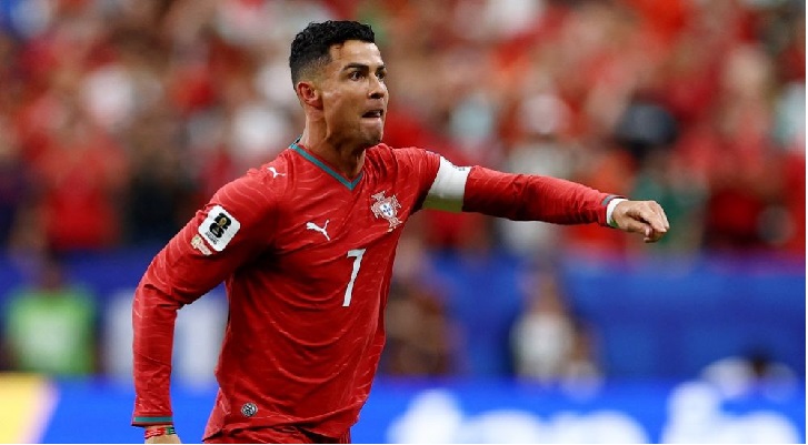 প্রথম ফুটবলার হিসেবে যে বিশ্বরেকর্ড রোনালদোর