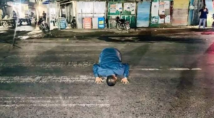 মহাসড়কে সেজদা দিয়ে শুকরিয়া করলেন ছাত্রলীগ নেতা