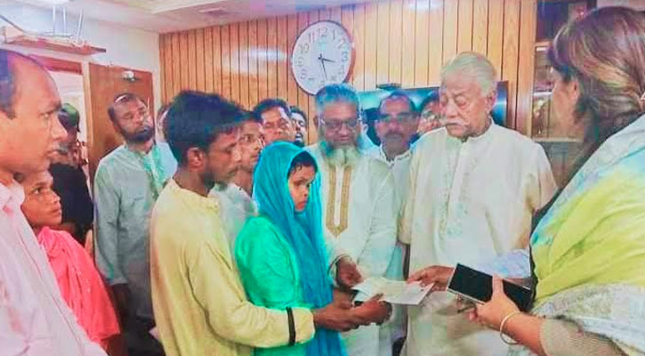 রোবিনার হাতে পরিকল্পনা মন্ত্রীর ৫০ হাজার টাকার চেক প্রদান