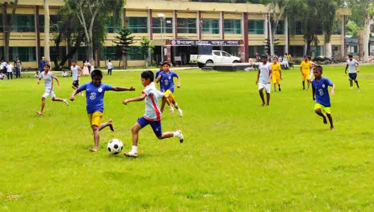 পাবনার ভাঙ্গুড়ায় ফুটবল খেলায় মেতে উঠলেন শিশু শিক্ষার্থীরা 