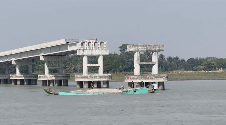 নড়াইলের নবগঙ্গায় সেতু নির্মাণে ধীরগতি, বাড়ছে ক্ষোভ