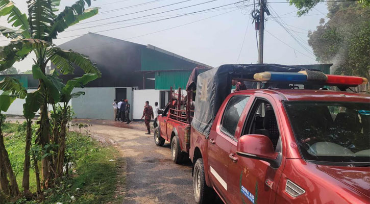 কসমেটিক্স গোডাউনে আগুন, আড়াই ঘণ্টার চেষ্টায় নিয়ন্ত্রণে 