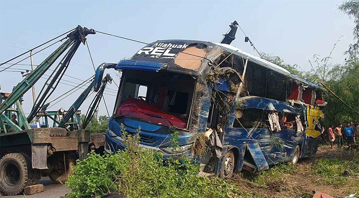কুমিল্লায় সড়ক থেকে ছিটকে পড়ল বাস, নিহত ৫ 