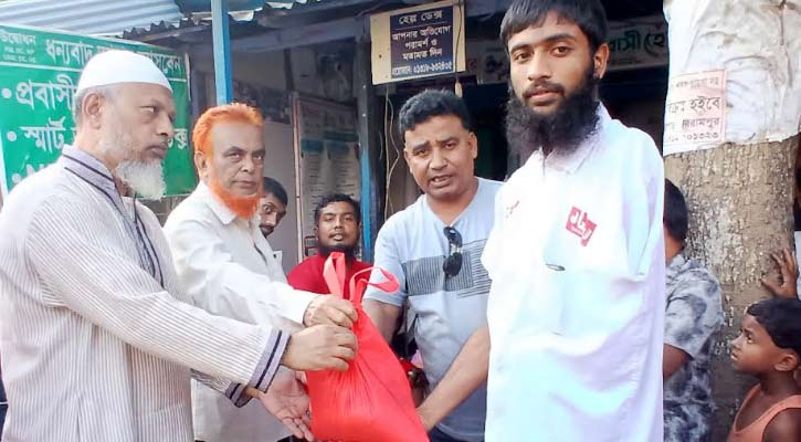 অস্বচ্ছল প্রতিবন্ধীদের ঈদ উপহার দিলেন স্বচ্ছল প্রতিবন্ধীরা 