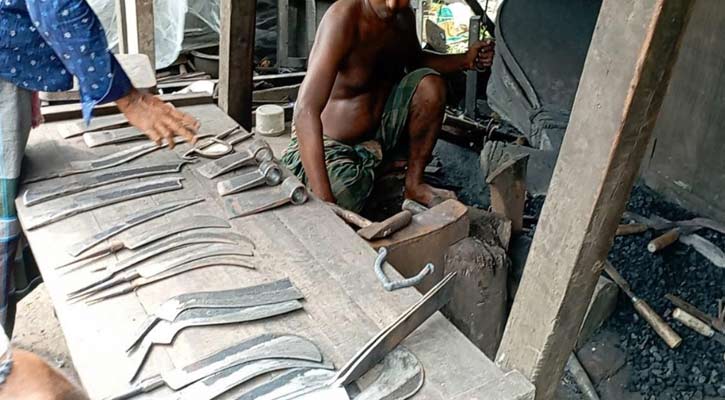   আগের মত ব্যস্ততা আর নেই কামারপাড়ায়