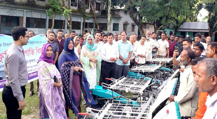 ফুলবাড়িতে কৃষি ও গ্রামীণ উন্নয়ন প্রকল্পের কৃষকদের মাঝে যন্ত্রপাতি বিতরণ 