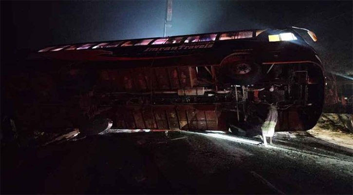 ভাঙ্গায় বাস উল্টে নিহত ২, আহত ১০