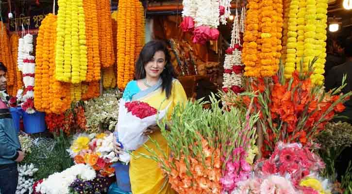 বসন্ত-ভালোবাসার উত্তাপ বাজারে, সপ্তাহে ৩০ কোটি টাকার ফুল বিক্রি