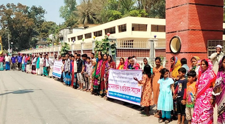 প্রতারণার শিকার জেলেদের প্রতিবাদ মিছিল