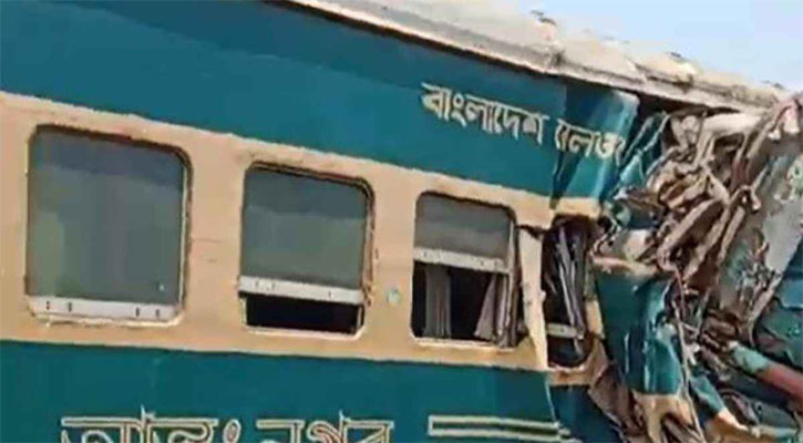 তেলবাহী ট্রেনে ধাক্কা, যাত্রীবাহী ট্রেন লাইনচ্যুত
