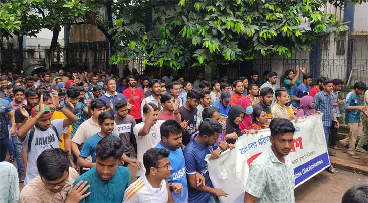 কোটা পুনর্বহালের প্রতিবাদে বিক্ষোভে উত্তাল ঢাবি