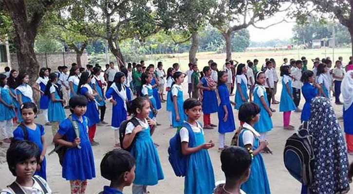 লম্বা ছুটি শেষে খুলল প্রাথমিক স্কুল, বন্যাকবলিত এলাকায় পাঠদান বন্ধ