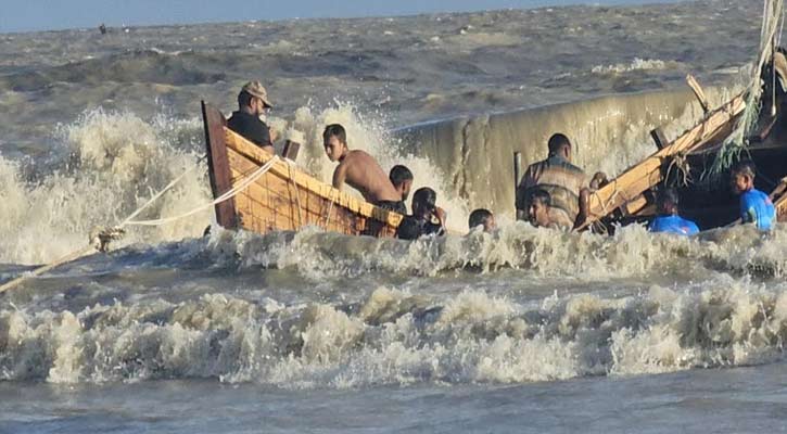 ৭ জন জেলে নিয়ে কুয়াকাটায় ট্রলার ডুবি 