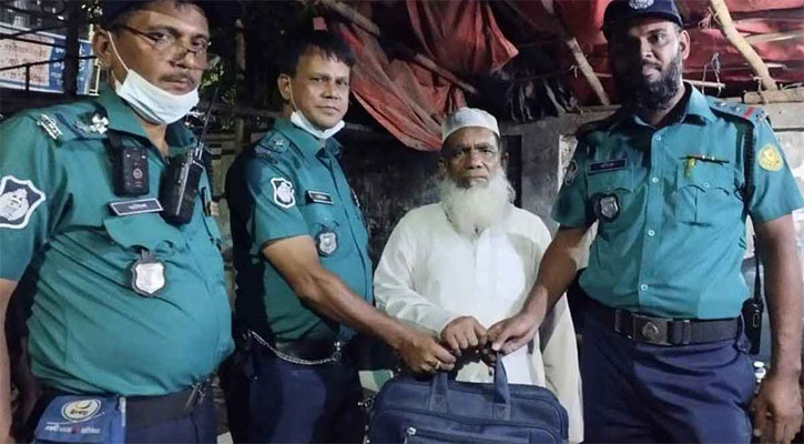 বীর মুক্তিযোদ্ধার হারানো ব্যাগ ফিরিয়ে দিল ট্রাফিক পুলিশ 