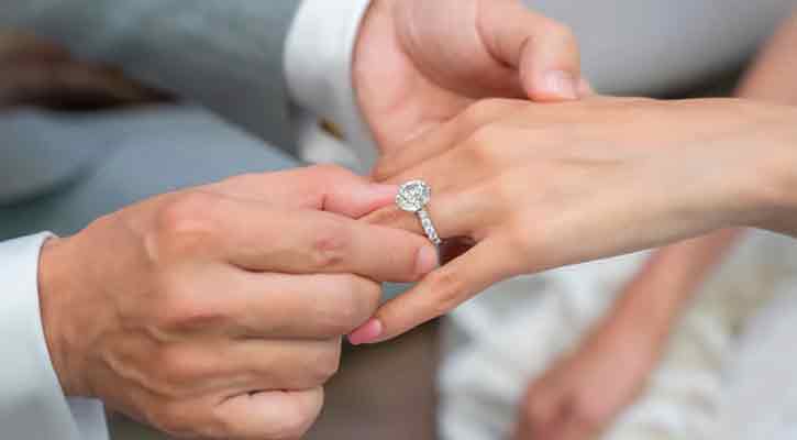 বাম আঙুলে বিয়ের আংটি পরানো হয় কেন?