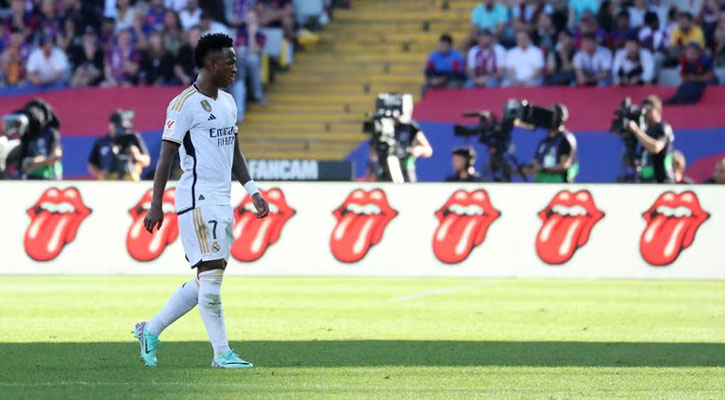 ক্লাসিকোয় ভিনিসিউসের সঙ্গে বর্ণবাদী আচরণের অভিযোগ তদন্ত করবে বার্সা