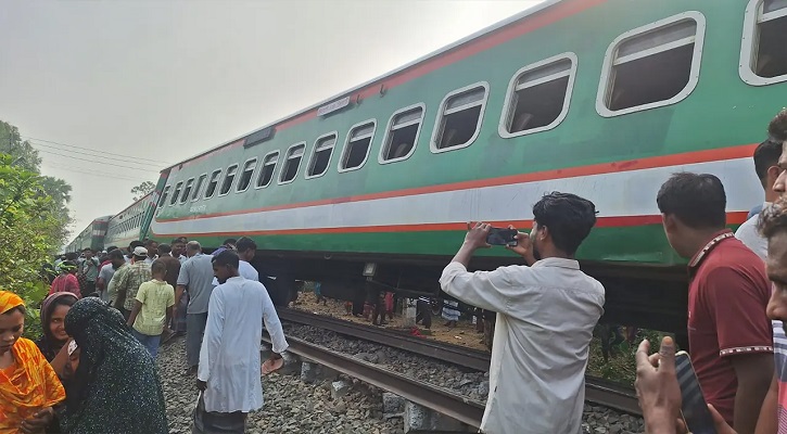 চালকের অবহেলায় ৯ বগি লাইনচ্যুত, সহকারী স্টেশন মাস্টার বরখাস্ত