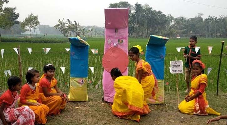 বাঁশ-কাঠে তৈরি শিশুদের শহীদ মিনার 