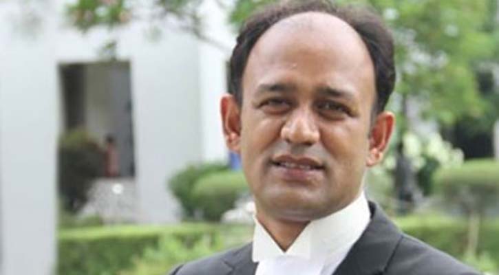 মঞ্চ ভেঙে পড়ে গেলেন ব্যারিস্টার সুমন