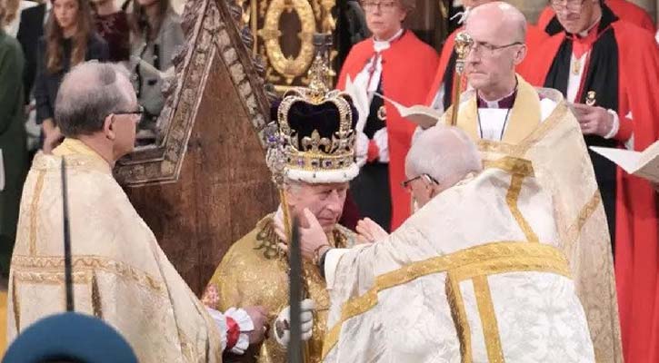 মুকুট পরে ব্রিটেনের রাজ সিংহাসনে বসলেন চার্লস