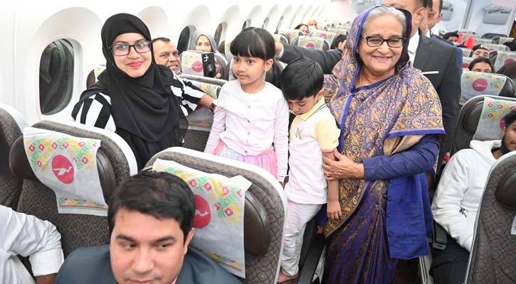 বিমানে নিজের আসনের পাশে প্রধানমন্ত্রীকে দেখে বিস্মিত যাত্রীরা