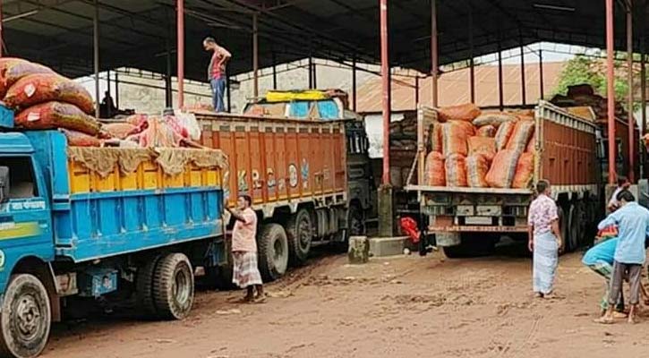 ভোমরা স্থল বন্দর দিয়ে দেশে ঢুকছে কাঁচা মরিচ
