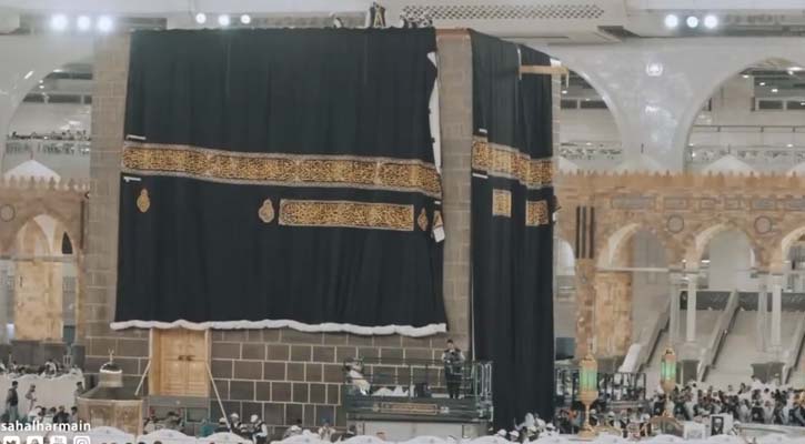 নতুন গিলাফে মোড়ানো হলেন পবিত্র কাবা