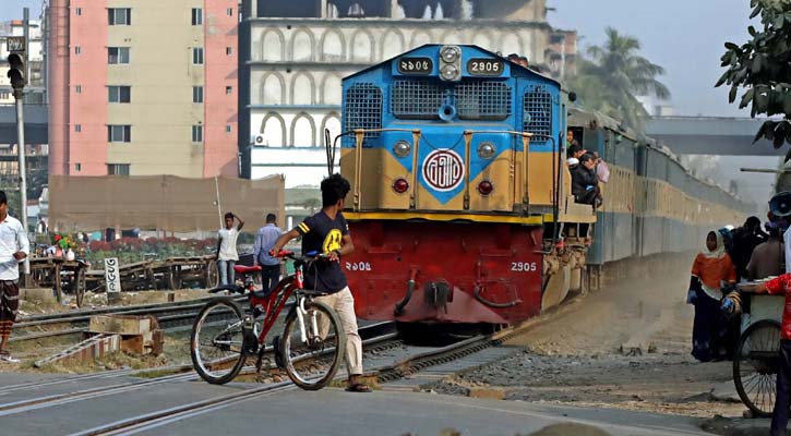 রাজধানীতে ট্রেনের ধাক্কায় ৩ পথশিশু নিহত