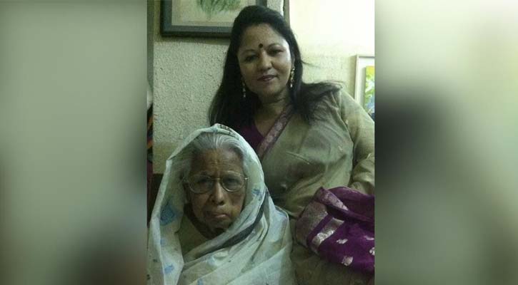 হুমায়ূন আহমেদের মায়ের সঙ্গে ছবি দিয়ে স্মৃতিকাতর গুলতেকিন