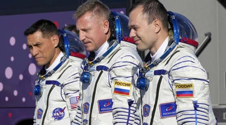 মহাকাশে একবছর আটকে থাকার পর পৃথিবীতে ফিরলেন নভোচারীরা