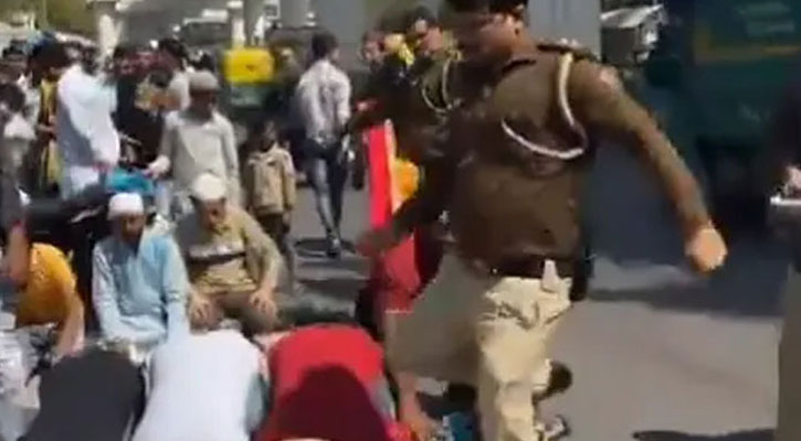 রাস্তায় নামাজিদের লাথি মেরে বরখাস্ত দিল্লির এক পুলিশ