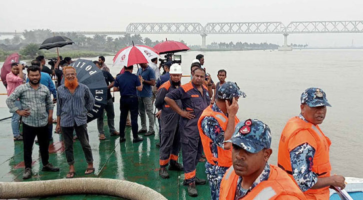 সেতুর পিলারে ধাক্কা লেগে ডুবল কার্গো জাহাজ, নিখোঁজ ২ 