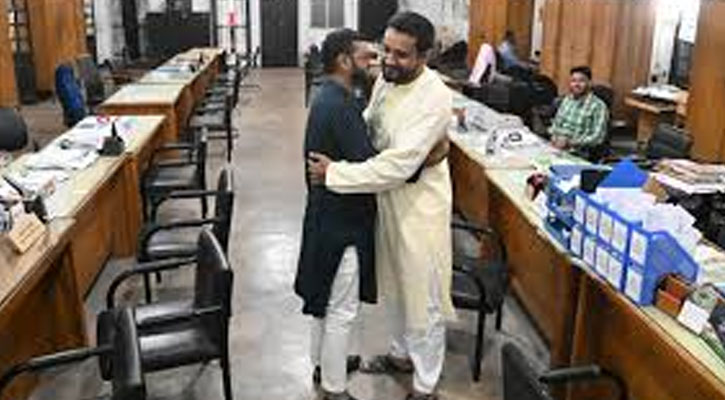 ছুটির পর প্রথম কর্মদিবসে ঈদের আমেজ