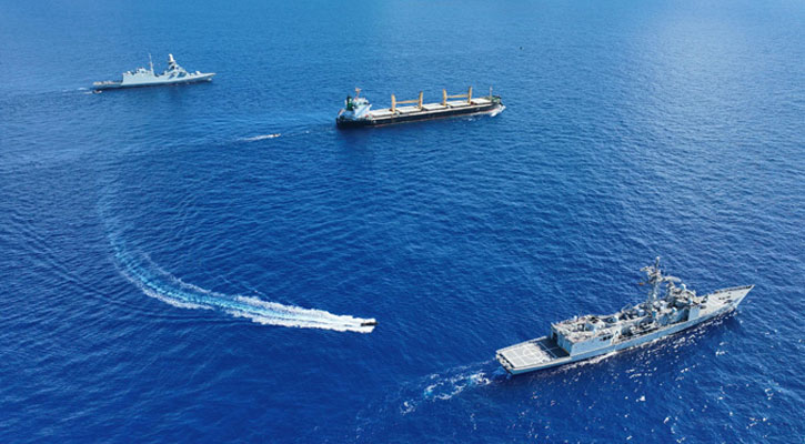 মুক্ত এমভি আব্দুল্লাহর পাহারায় দুটি যুদ্ধজাহাজ