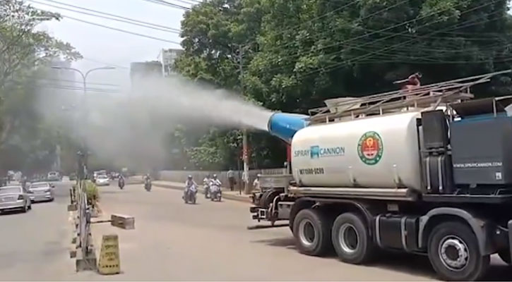 ঢাকার রাস্তায় স্প্রে ক্যানন দিয়ে পানি ছিটাচ্ছে ডিএনসিসি