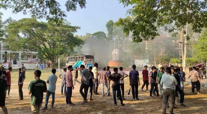 চুয়েট বন্ধ ঘোষণায় ক্ষুব্ধ শিক্ষার্থীরা, বাসে আগুন