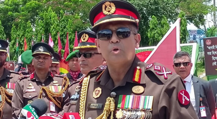 সেন্ট মার্টিনগামী ট্রলারে বাংলাদেশের পতাকা বেঁধে চলার নির্দেশ