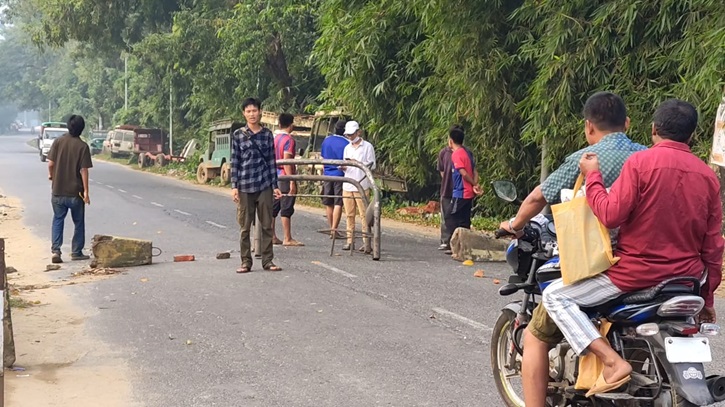 খাগড়াছড়ি-চট্টগ্রাম সড়ক ও নৌপথ অবরোধ চলছে, দুর্ভোগে যাত্রীরা
