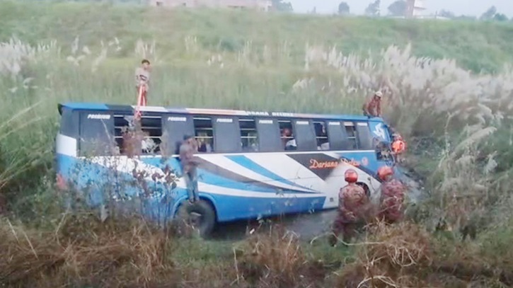 ঢাকা-মাওয়া এক্সপ্রেসওয়েতে নিয়ন্ত্রণ হারিয়ে খাদে বাস, নিহত ৩