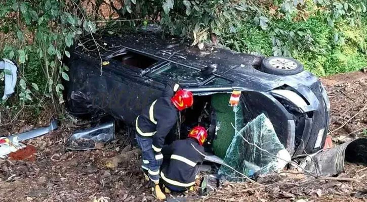 চট্টগ্রামে মাইক্রোবাস খাদে পড়ে ৩ জনের মৃত্যু