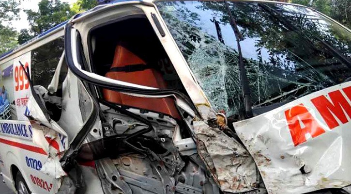 সাতসকালে অ্যাম্বুলেন্স-ভ্যান সংঘর্ষে নিহত ৩