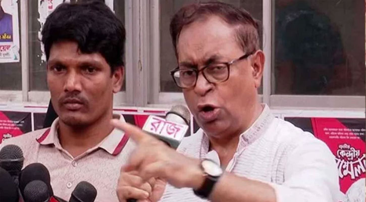 সরকার আমলাদের খপ্পরে পড়েছে