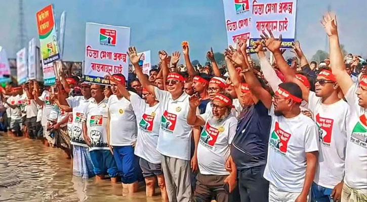 তিস্তার হাঁটু পানিতে নেমে ভারতীয় আগ্রাসনের প্রতিবাদ