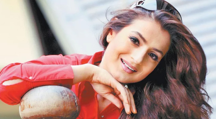 ‘অবিবাহিত জীবন নিয়েই দারুণ সুখী’, ৫০ বছরেও বিয়ে না করা আমিশা প্যাটেল
