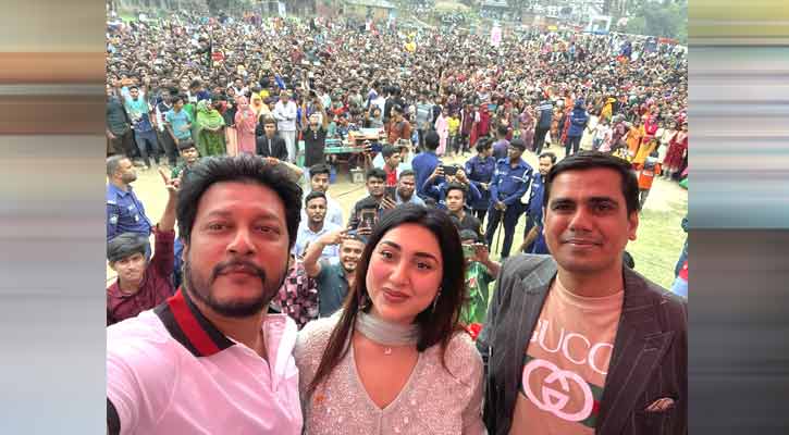 নওগাঁ জেলায় অপু-ইমনকে দেখতে হাজার ভক্তের ভিড়