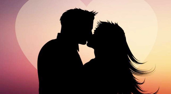 প্রিয়জনকে উষ্ণ চুম্বনের দিন আজ