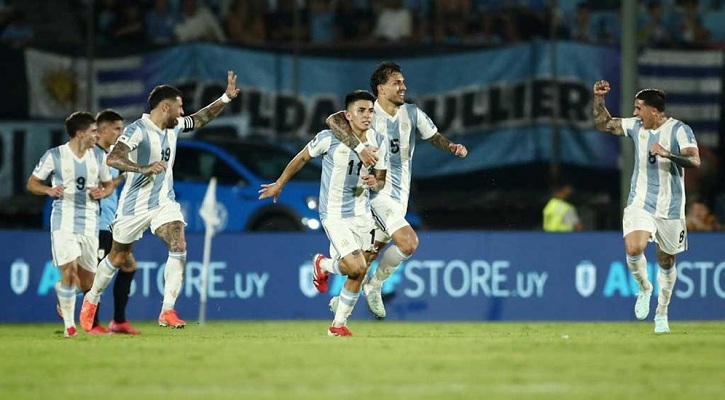 উরুগুয়েকে হারিয়ে বিশ্বকাপের পথে আর্জেন্টিনা
