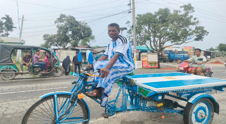 আর্জেন্টিনা ভক্ত ‘সুমন মেসি’, ঋণের টাকায় রাঙালেন নিজের ভ্যান